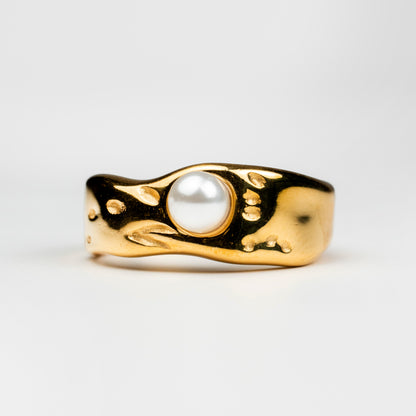 The Sigle Pearl Glow Ring