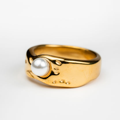 The Sigle Pearl Glow Ring